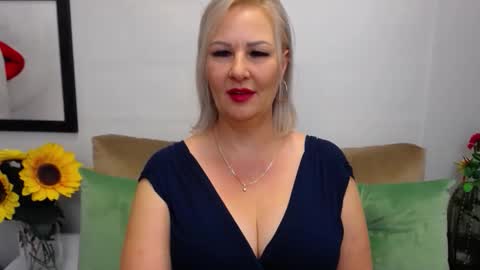 Snapshot of emillykiss chatting on October 6, 6:19 am EmillyLove online show from October 6, 6:19 am