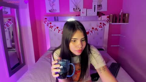 Snapshot of emily_beltonn chatting on February 15, 9:17 pm              online show from February 15, 9:17 pm