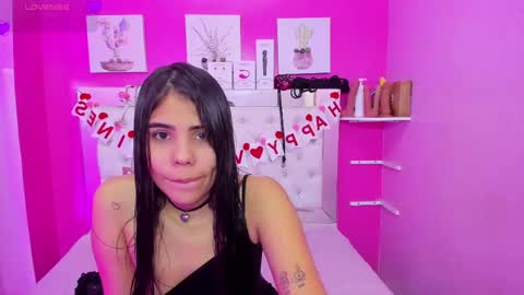 Snapshot of emily_beltonn chatting on February 9, 3:01 pm              online show from February 9, 3:01 pm