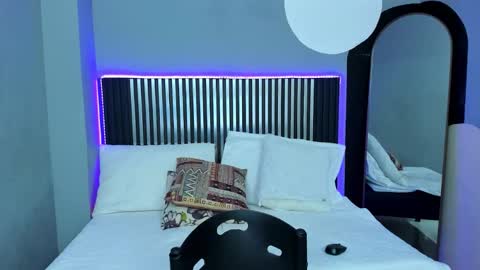 Snapshot of emily_beltonn chatting on October 23, 9:10 pm              online show from October 23, 9:10 pm