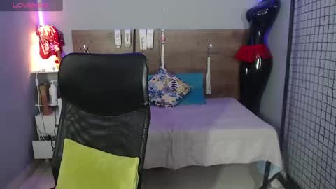 Snapshot of emily_beltonn chatting on December 21, 9:04 pm              online show from December 21, 9:04 pm