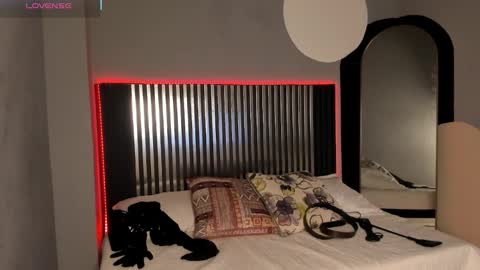 Snapshot of emily_beltonn chatting on October 17, 8:23 pm              online show from October 17, 8:23 pm