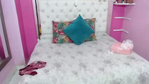 Snapshot of emily_beltonn chatting on December 31, 4:04 pm              online show from December 31, 4:04 pm