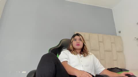 Emi  independent model  online show from January 11, 2:09 am