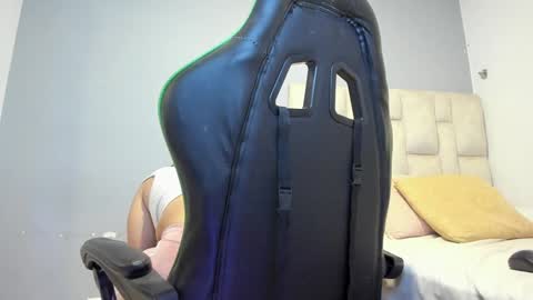 Emi  independent model  online show from December 17, 8:10 pm