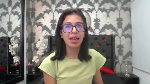 Snapshot of emily_loperaa chatting on March 8, 7:29 pm Emily online show from March 8, 7:29 pm