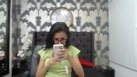 Snapshot of emily_loperaa chatting on March 5, 4:24 pm Emily online show from March 5, 4:24 pm