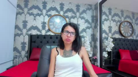 Snapshot of emily_loperaa chatting on February 2, 4:11 pm Emily online show from February 2, 4:11 pm