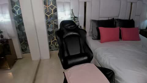 Emily online show from December 16, 10:15 pm