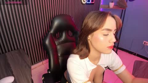 Snapshot of emily_roberts1 chatting on October 5, 2:05 am Emily online show from October 5, 2:05 am