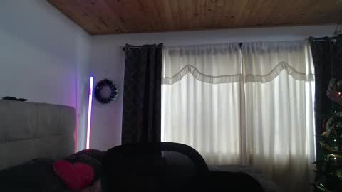 Snapshot of emily_swan_04 chatting on December 20, 4:57 pm Emily  Swan online show from December 20, 4:57 pm