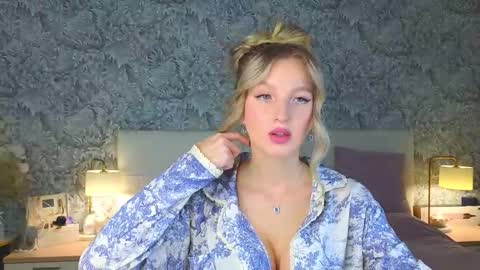 emilydancee online show from November 7, 4:18 am