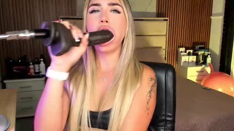 Snapshot of emilyhendrix_ chatting on September 13, 9:12 pm Emily Hendrix online show from September 13, 9:12 pm