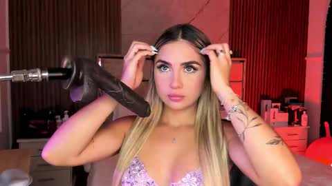 Snapshot of emilyhendrix_ chatting on September 16, 8:39 pm Emily Hendrix online show from September 16, 8:39 pm