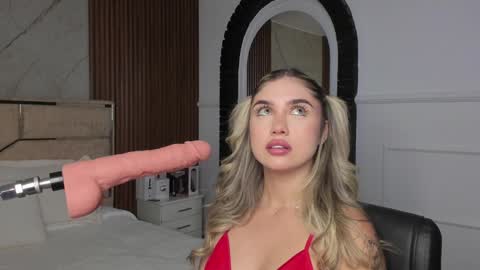 Snapshot of emilyhendrix_ chatting on January 17, 8:11 pm Emily Hendrix online show from January 17, 8:11 pm