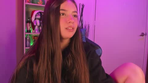Snapshot of emilykarterr chatting on December 19, 3:52 pm VALEEEN online show from December 19, 3:52 pm