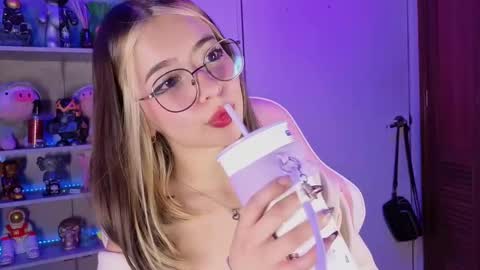 Snapshot of emilykarterr chatting on September 26, 5:43 pm VALEEEN online show from September 26, 5:43 pm