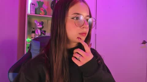 Snapshot of emilykarterr chatting on February 2, 3:49 pm VALEEEN online show from February 2, 3:49 pm