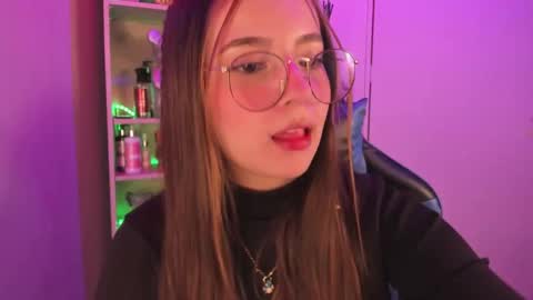 Snapshot of emilykarterr chatting on February 5, 3:53 pm VALEEEN online show from February 5, 3:53 pm