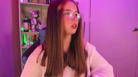 Snapshot of emilykarterr chatting on February 7, 3:52 pm VALEEEN online show from February 7, 3:52 pm