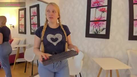 Snapshot of emilysumer chatting on February 16, 10:21 pm Summer 3 online show from February 16, 10:21 pm
