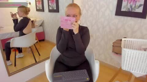 Snapshot of emilysumer chatting on January 22, 10:28 pm Summer 3 online show from January 22, 10:28 pm