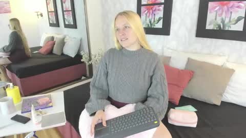Snapshot of emilysumer chatting on September 28, 3:24 am Summer 3 online show from September 28, 3:24 am
