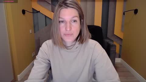 EmilyWalkers online show from December 18, 8:09 am