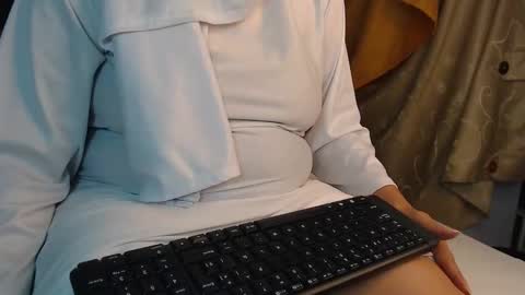 emira199 online show from March 1, 10:55 am