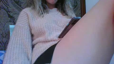 Snapshot of emma_991 chatting on February 4, 8:13 am emma_991 online show from February 4, 8:13 am