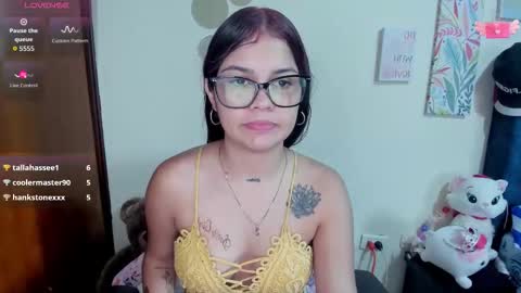 emma_boo_ online show from November 3, 4:33 pm