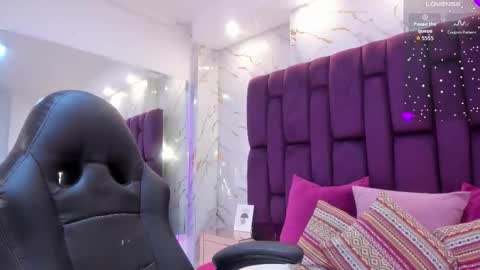 Snapshot of emma_carterr1 chatting on September 28, 2:44 pm pau online show from September 28, 2:44 pm