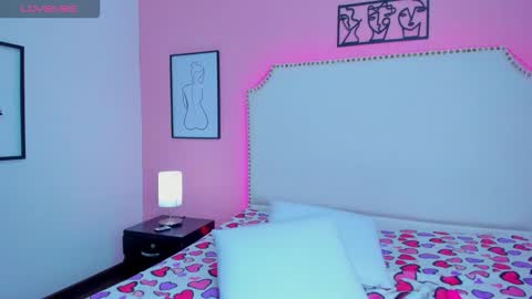 emma_whitee_ online show from October 18, 4:10 pm