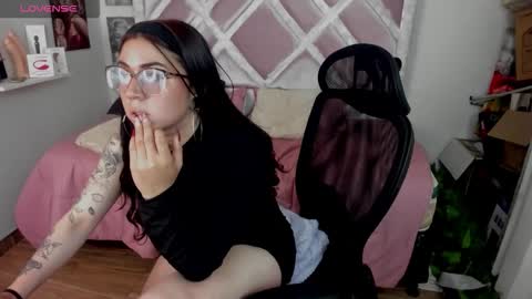 emmaaa69 online show from December 14, 10:15 pm