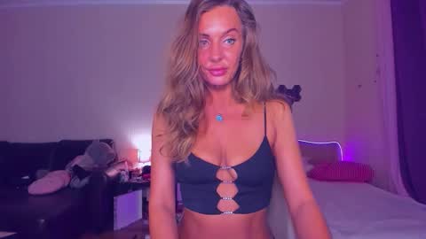 Snapshot of emmaabramson chatting on September 11, 8:09 pm Emma online show from September 11, 8:09 pm