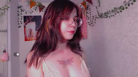 Snapshot of emmae__ chatting on October 6, 10:43 am Emma online show from October 6, 10:43 am