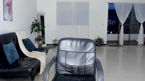 Snapshot of emmaellis chatting on January 12, 11:26 pm valentina online show from January 12, 11:26 pm