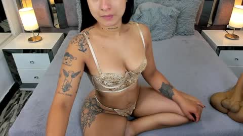 Snapshot of emmahill1 chatting on December 25, 12:37 pm EMMA HILL online show from December 25, 12:37 pm