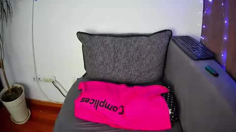 Snapshot of emmakros chatting on March 1, 3:49 pm emmakros online show from March 1, 3:49 pm