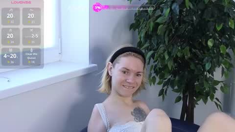 Snapshot of emmalarkins chatting on October 14, 9:23 am Emma online show from October 14, 9:23 am