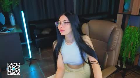 Snapshot of emmi_swon chatting on September 15, 1:08 pm Mia online show from September 15, 1:08 pm