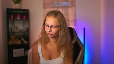 Emmie online show from September 25, 1:21 pm