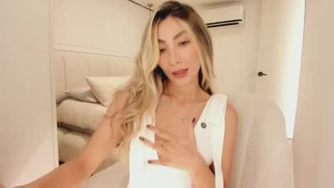 emyconneer online show from July 5, 5:18 pm