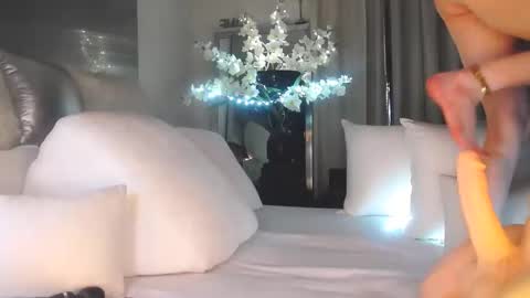 Esther online show from October 4, 9:30 pm