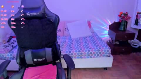 esme online show from October 11, 5:59 pm