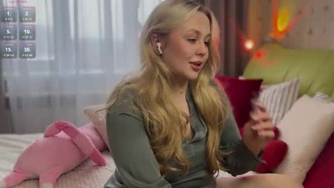 Estella online show from March 8, 2:04 am