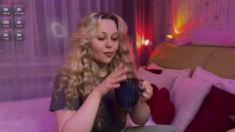 Estella online show from March 13, 2:07 pm