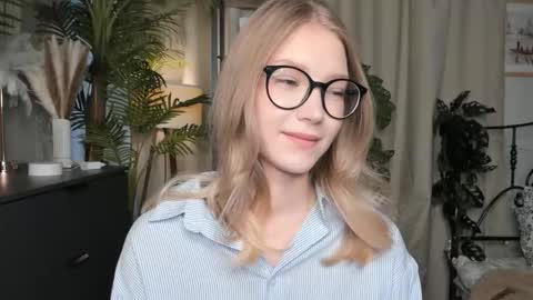 Snapshot of eternity_cuite chatting on October 18, 6:27 am Natalie online show from October 18, 6:27 am