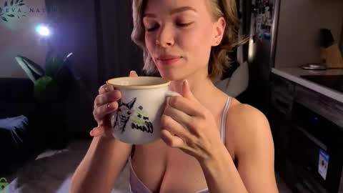Snapshot of eva_natsumi chatting on October 22, 5:40 pm Eva online show from October 22, 5:40 pm