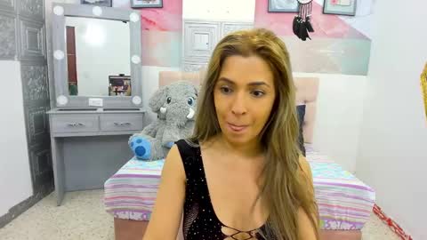 Snapshot of evaloviaa_ chatting on February 18, 1:00 pm Eva online show from February 18, 1:00 pm